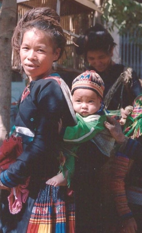 Hmong noire et son bébé, Nord Vietnam (décembre 2001)