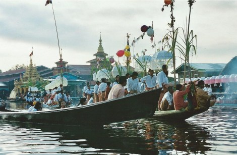 Course de pirogues, Lac Inlé, Birmanie (octobre 2005)