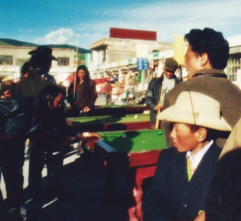 Partie de billard, far west tibétain (août 2004)