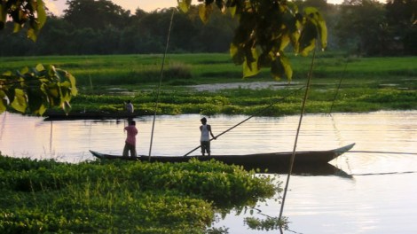 C'est le début de septembre : la saison des pluies est terminée, la rivière Brahmapoutre coule à nouveau calmement
